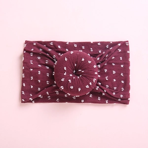 Diadema suave de nailon para bebé con lunares blancos y un nudo de dona en rojo oscuro