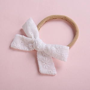 Bandeau bébé en dentelle blanche brodée avec serre-tête élastique ultra doux