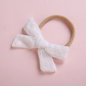 Bandeau bébé avec nœud en dentelle blanche brodée et ruban élastique en nylon doux nude