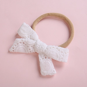 Bandeau bébé avec nœud papillon en dentelle blanche et élastique marron sans couture
