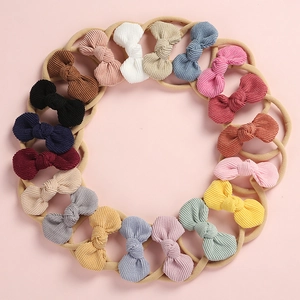 Vue à plat de 18 couleurs de bandeaux bébé en velours avec élastiques en nylon souples