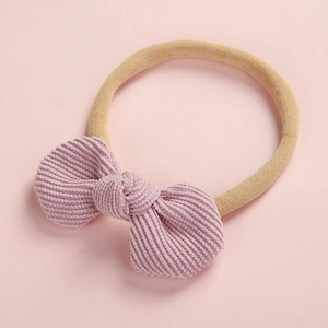 Détail du bandeau en velours côtelé pour bébé avec nœud en nylon doux et élastique