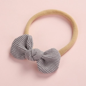 Détail d'un bandeau bébé en velours côtelé gris avec sangle en nylon élastique
