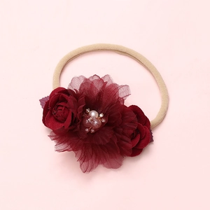 Bandeau bébé fleurs bordeaux avec perles et strass sur nylon doux et élastique couleur chair