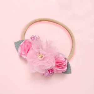 Détails des fleurs en mousseline rose et du bandeau élastique en nylon pour bébé fille