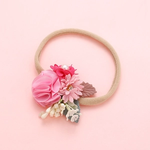 Détails d'un bandeau à fleurs fait main avec perles et strass pour bébés et petites filles