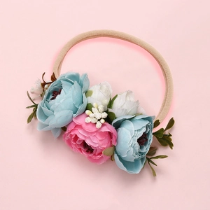 Bandeau bébé avec roses en tissu bleu et rose sur un bandeau élastique en nylon nude