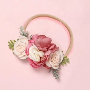 Vue détaillée du bandeau pour bébé en nylon élastique avec trois fleurs en soie faites main