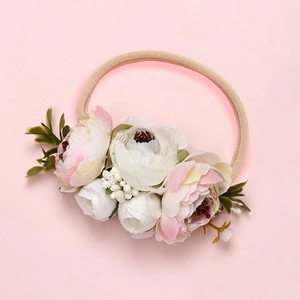Détail de fleurs en maille faites main sur un bandeau élastique doux pour bébé