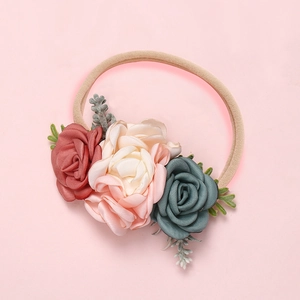 Bandeau bébé en nylon souple avec roses délicates en tissu fait main et feuilles