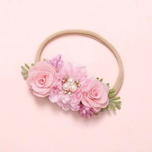 Détails de roses en tissu rose avec perles et strass sur un bandeau souple pour bébé