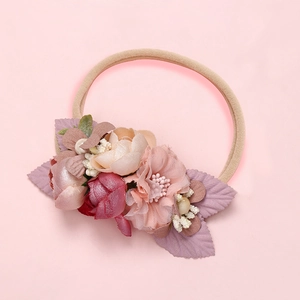 Détail de fleurs en tissu souple et bandeau en nylon extensible pour bébé fille