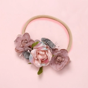 Détail d'un bandeau à fleurs en tissu fait main avec ruban en nylon souple pour filles