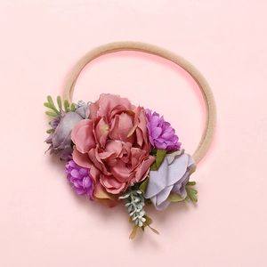 Vue détaillée macro de bandeaux de fleurs en soie rose et violette avec bande élastique