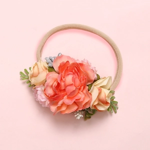 Vue détaillée des fleurs en tissu et du bandeau en nylon pour nourrissons et bébés