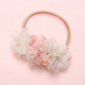 Détail d'un bandeau à fleurs en tulle pour bébés avec bande en nylon extensible