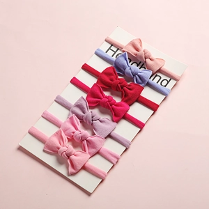 Détail de 7 bandeaux bébé en nylon souple coloré avec nœuds sur carte cadeau