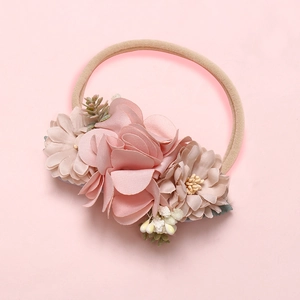 Détail du bandeau pour bébé avec fleurs en tissu faites main et ruban en nylon