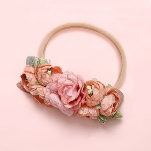 Vue détaillée du bandeau pour bébé en nylon souple avec roses roses et feuilles