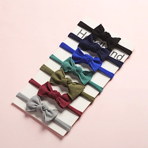 Lot de sept bandeaux en nylon sans couture pour bébé avec jolis nœuds en diverses couleurs