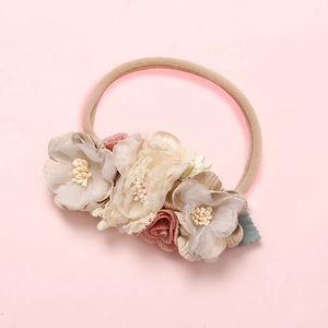 Gros plan d'un bandeau en fleurs de tulle fait main avec bande en nylon pour bébés