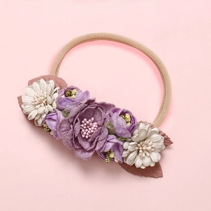 Détail de bandeaux fleurs en maille faits main violets et beige avec bande élastique