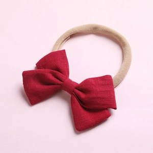 Détail du bandeau rouge en lin avec nœud pour bébé et sangle élastique sans couture