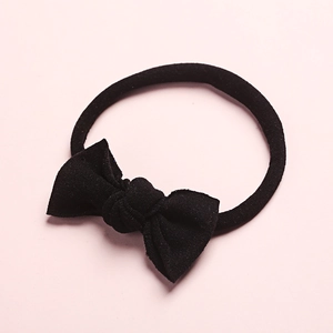 Gros plan détaillé d'un bandeau pour bébé en nylon noir doux avec ruban élastique souple