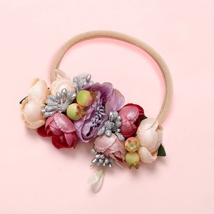 Détail du bandeau pour bébé en nylon avec fleurs de pivoine en soie et baies vertes