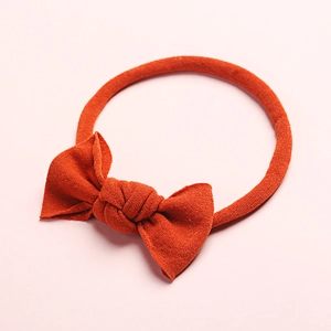 Texture détaillée du bandeau pour bébé en nylon ultra doux orange brûlé avec joli nœud