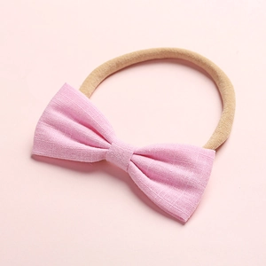 Dettaglio della trama della fascia per neonati in lino di cotone rosa cipria e nylon