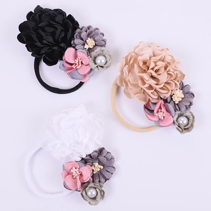 Lot de 3 chouchous faits main en soie avec fleurs, perles blanches et rubans élastiques