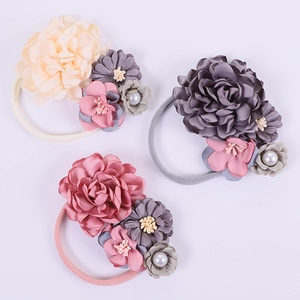 Lot de trois bandeaux pour bébé avec fleurs en soie faites à la main et perles