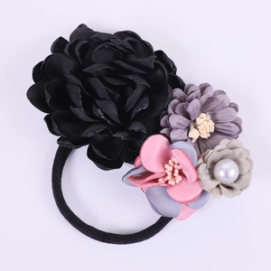 Détail de fleurs en tissu satiné multicolore avec perle sur un élastique noir