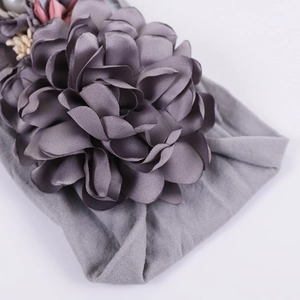 Bandeau pour bébé avec fleur en soie grise faite main, nylon élastique et détails perles