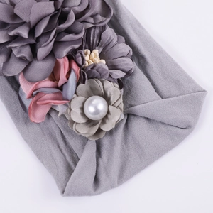 Bandeau élastique pour bébé orné de fleurs de soie gris et rose faites à la main