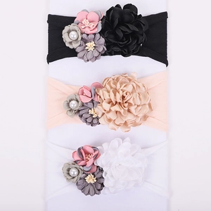 Trois bandeaux pour bébé en nylon souple avec fleurs en tissu et perles nacrées