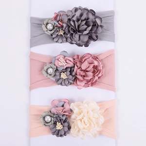 Ensemble détaillé de trois bandeaux pour bébé avec fleurs en tissu faites à la main