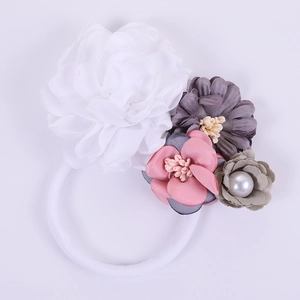 Détail de chouchous DIY avec fleurs en tissu faites à la main et accents de perles