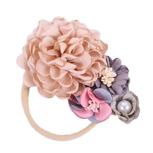 Bandeau bébé avec fleur de dahlia en satin et perles sur ruban en nylon