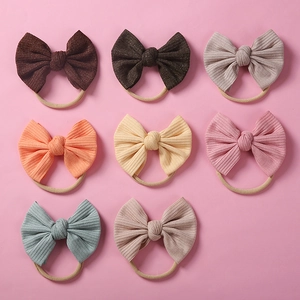 Détail de bandeaux bébé en nylon avec nœuds côtelés en diverses couleurs Morandi
