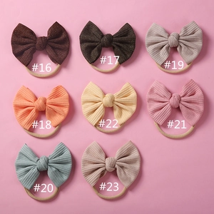 Détail de 8 couleurs de bandeaux pour bébé en nylon tricoté avec nœuds et élastique
