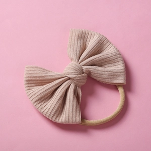 Détail du bandeau bébé avec texture en maille côtelée et tissu élastique doux
