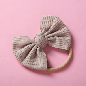 Détail d'un bandeau bébé en maille côtelée marron clair avec élastique en nylon