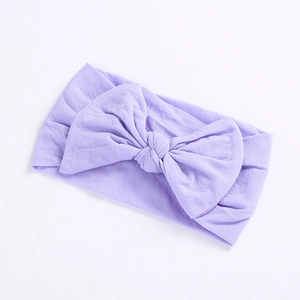 Superzachte lichtpaarse nylon hoofdband met een grote gebreide strik voor baby meisjes