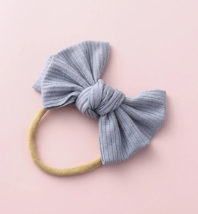 Détail d'un bandeau à nœud en tricot gris avec nylon élastique pour nouveau-nés