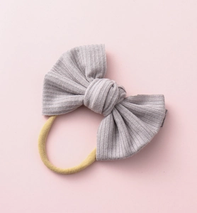 Détail d'un nœud en tissu côtelé gris avec un bandeau pour bébé sans couture haute élasticité