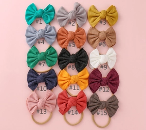 Vue détaillée de 15 bandeaux de bébé avec nœud en maille côtelée et nylon élastique
