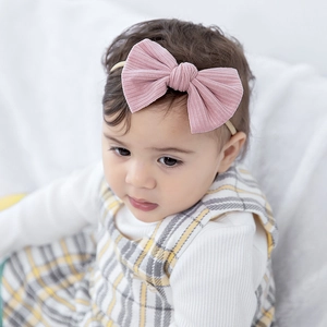 Roze baby haarband met strik van geribbelde stof en zachte nylon elastische band