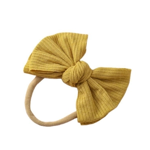 Bandeau élastique pour bébé avec un grand nœud en tricot côtelé jaune moutarde